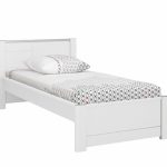 سرير أبيض في غرفة النوم