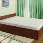 سرير مع أدراج