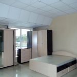 سرير مع أدراج في غرفة النوم