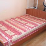 السرير في غرفة النوم