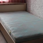 السرير في زاوية غرفة النوم