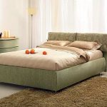 السرير أخضر ونصف