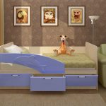 السرير الأزرق مع الجانب للصبي