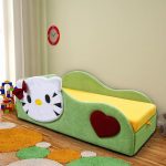 السرير مع الجانب في شكل قطة