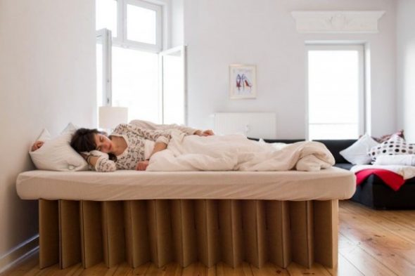 سرير من الورق المقوى