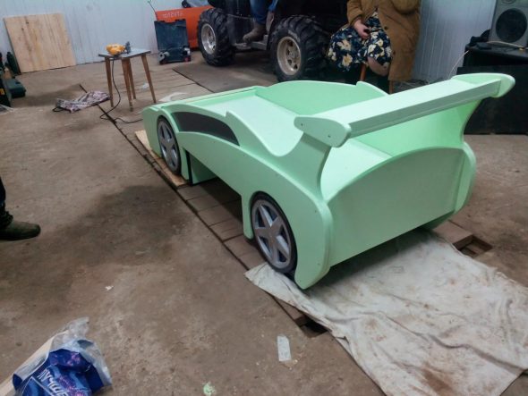 سرير إلى الحضانة في شكل آلة كاتبة