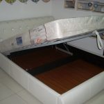 السرير مع خزانة القاع