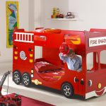 سرير بطابقه الآلة الكاتبه