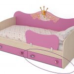 السرير مع الجانب والأدراج