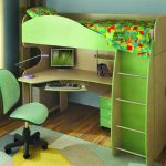 سرير أخضر مع جانب وسلم