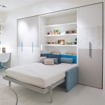 سرير مع أريكة في الزهور الزاهية