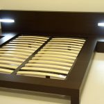 السرير مع الشرائح بأيديهم