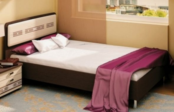 السرير في غرفة النوم