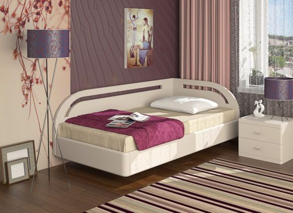 السرير في زاوية غرفة النوم