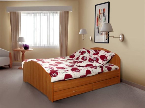 سرير مشرق على السرير