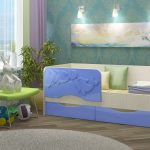 السرير مع الجانبين من الدلافين