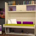 سرير مع طاولة