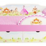 السرير مع مصدات للفتيات