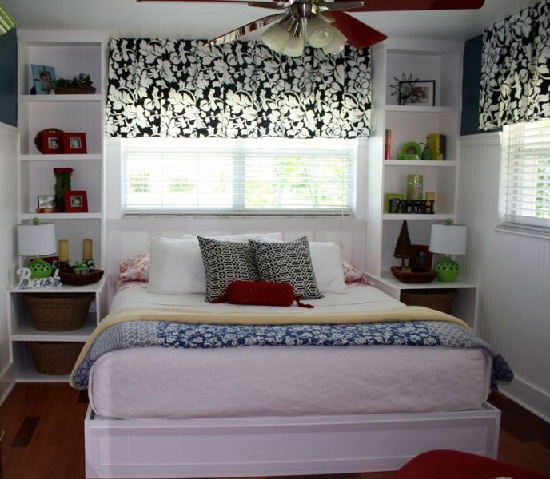 السرير في غرفة نوم ضيقة