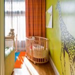 سرير الطفل في زاوية غرفة النوم