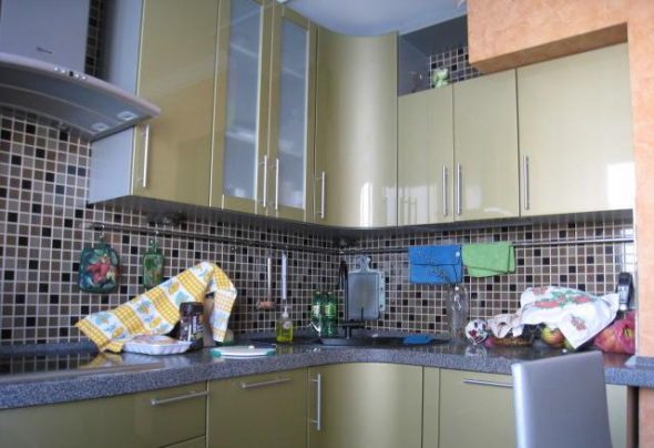 خزائن المطبخ على مستويات مختلفة