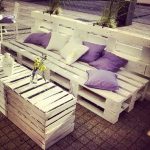 أثاث من المنصات للمنزل الصيفي