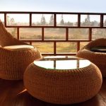 الكراسي وطاولة الإطارات