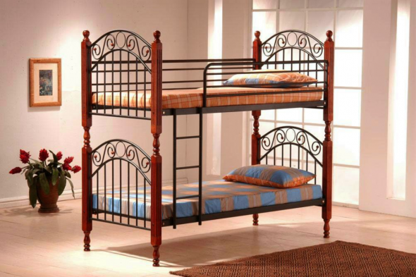 سرير معدني في الحضانة