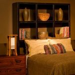 رفوف مفصلية مشهورة فوق السرير