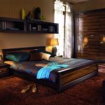 رفوف معلقة فوق السرير