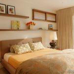 أرفف مفتوحة في داخل غرفة النوم