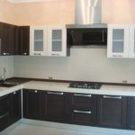 طيدة ​​بنية على الطاولة