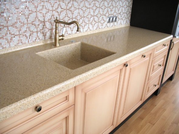 طيدة ​​إلى كونترتوب المطبخ