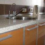 القاعدة على سطح الطاولة رمادية فاتحة