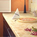 طيدة ​​على الطاولة الخفيفة