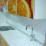 طيدة ​​لسطح العمل في المطبخ مشرق