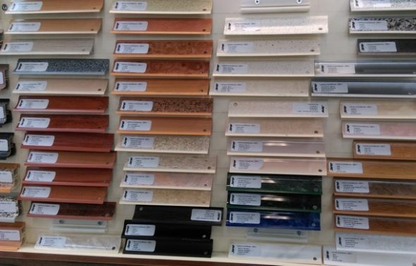 طيدة ​​على الطاولة بألوان مختلفة