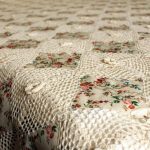 يغطي مفارش المائدة بأيديهم