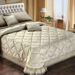 تغطية على السرير مبطن