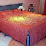 الغطاء أحمر مشرق