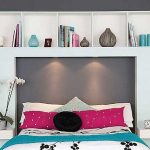 الرف فوق السرير مزخرف