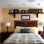 الجرف على السرير من الخشب