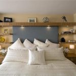 رف فوق الصور المصورة السرير