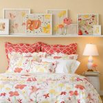 رف فوق السرير في غرفة الأطفال