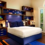 الجرف على السرير في غرفة النوم