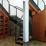 رفوف للأشياء ومخزن تحت الدرج