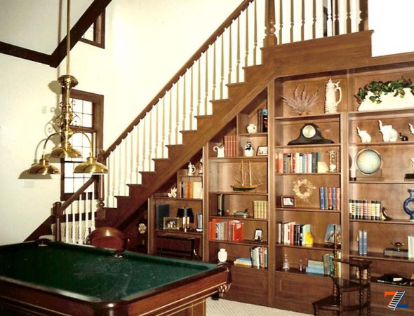 رفوف للهدايا التذكارية تحت الدرج