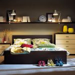 رفوف في غرفة النوم فوق السرير