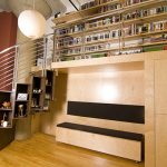 رفوف للكتب والهدايا التذكارية تحت الدرج