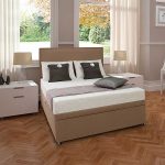 السرير في وسط غرفة النوم